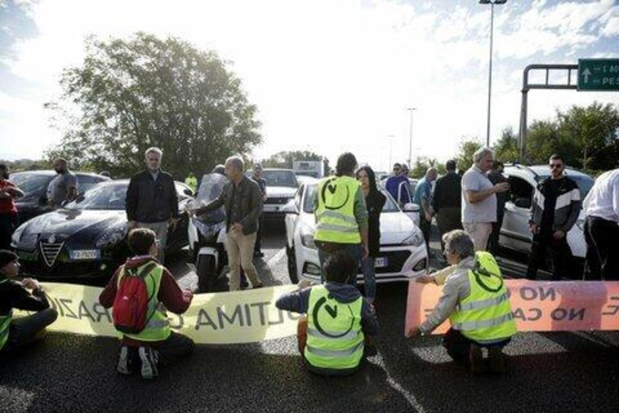 Sono Tornati Gli Attivisti Ambientalisti Che Bloccano Il Traffico