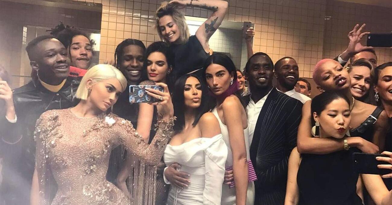 Paranoia post Covid: Apple brevetta i selfie di gruppo artificiali 