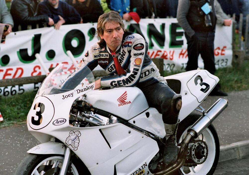 Joey Dunlop, the king of the road, ci ha lasciati 20 anni fa, ma l&#039;Isola di Man &egrave; ancora il suo regno