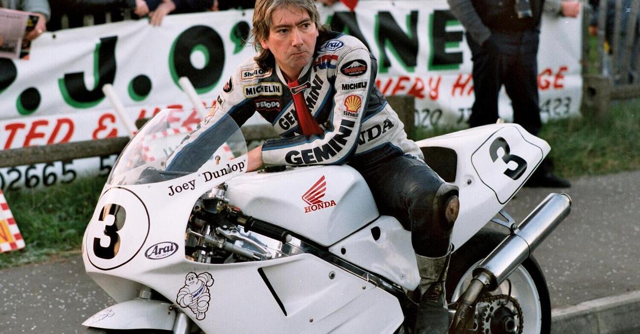 Joey Dunlop, the king of the road, ci ha lasciati 20 anni fa, ma l&#039;Isola di Man &egrave; ancora il suo regno