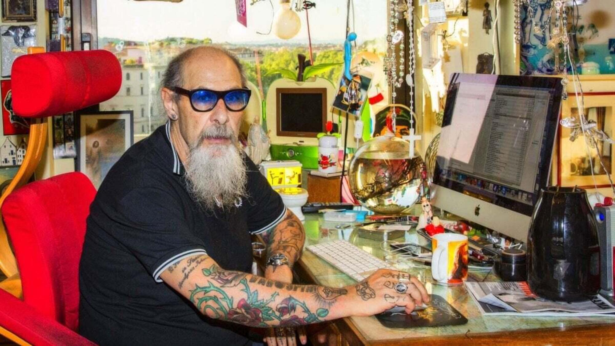 Roberto D'Agostino nel suo studio