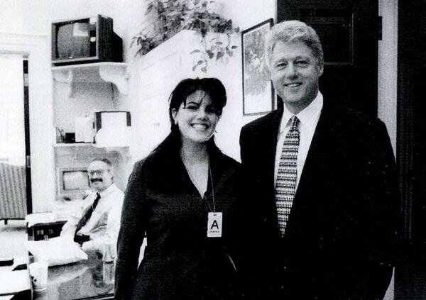 Monica Lewinsky e il potere di inginocchiarsi davanti a un uomo 