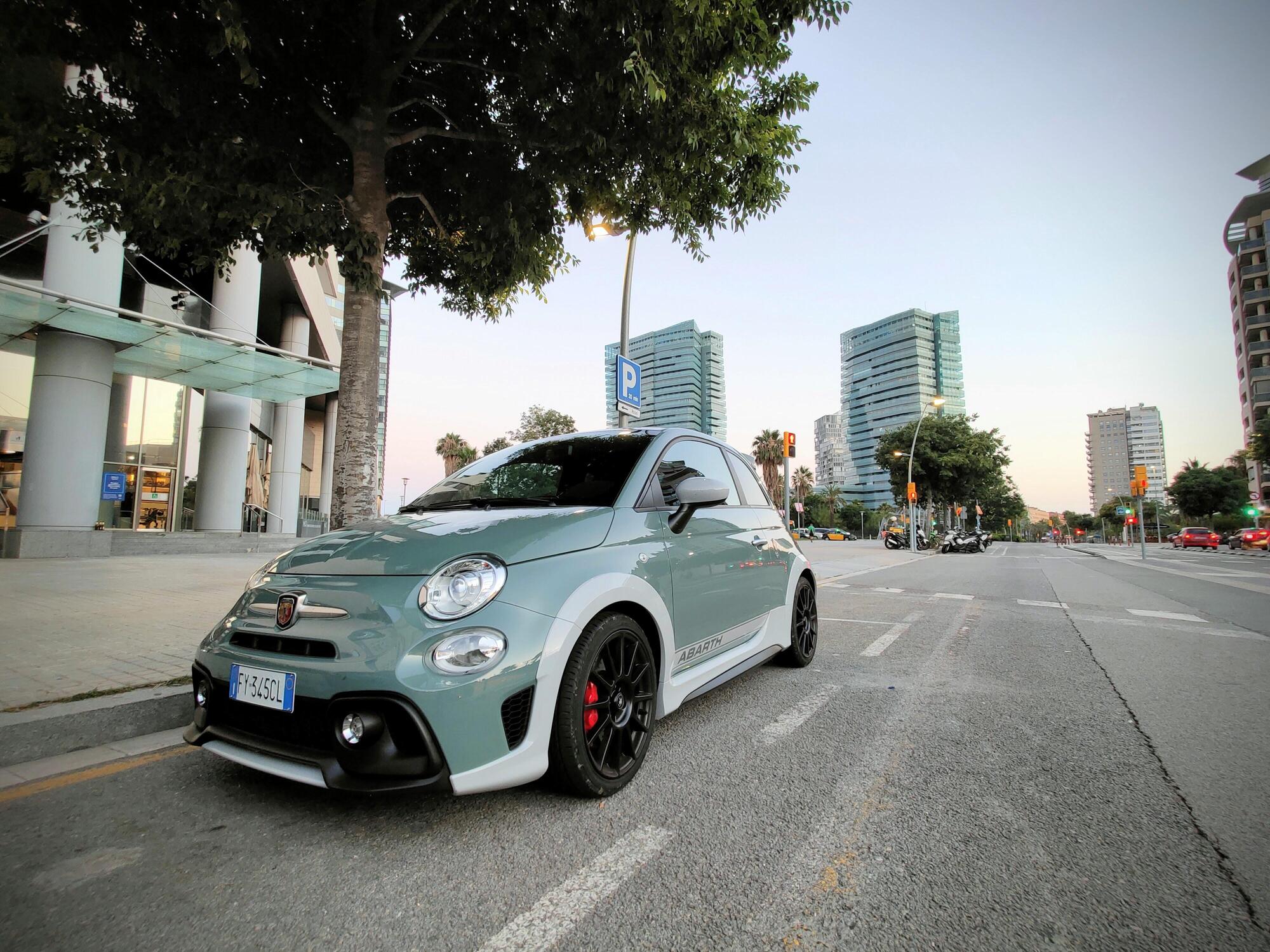 Abarth 695 Abarth tour Barcellona scattata con Oppo Find X2 Pro