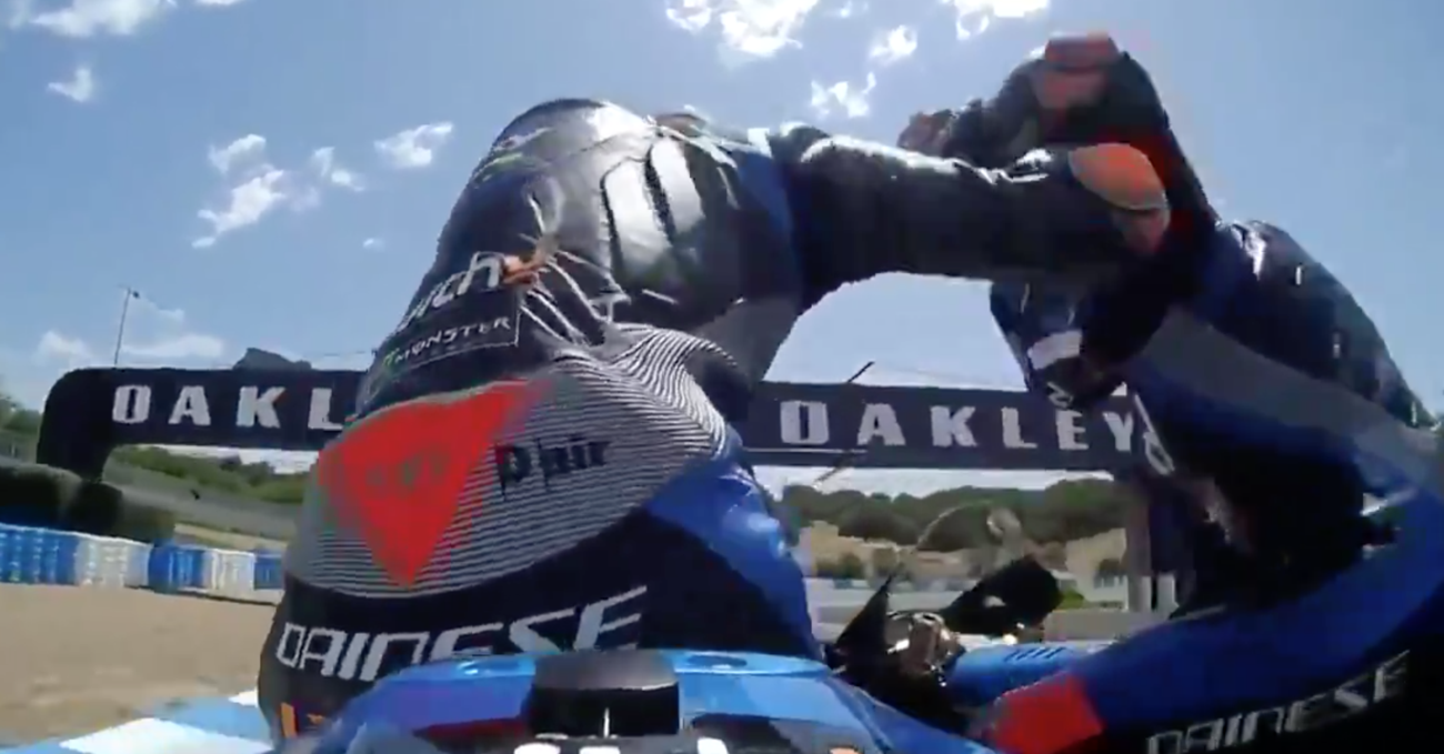 Moto2: vince Bastianini con Marini e Bezzecchi che si stendono dopo il traguardo [VIDEO]