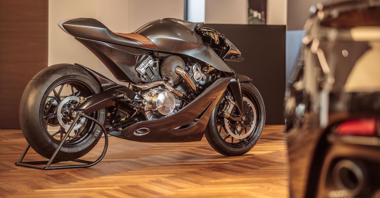 Uno spettacolo per gli occhi: Aston Martin ospita due pezzi unici nello showroom di Milano
