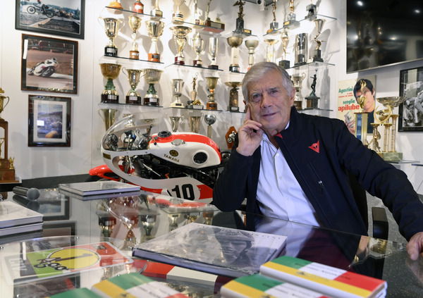 Giacomo Agostini non ha dubbi: &quot;Yamaha deve assecondare le richieste di Valentino Rossi&quot;