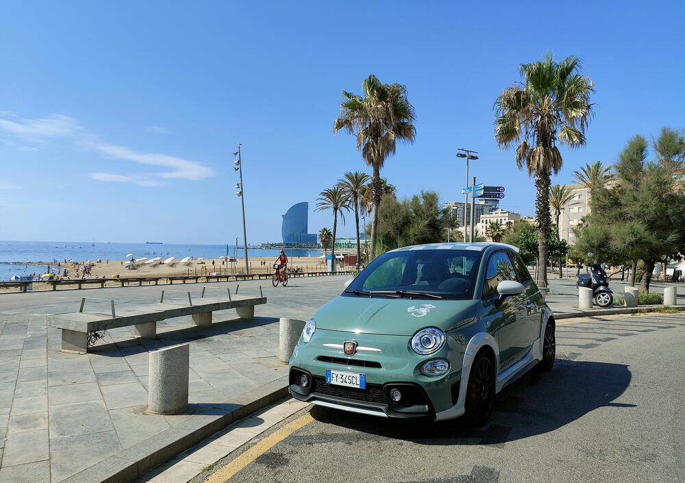 Abarth 695, altro che auto da bar. Noi ci abbiamo attraversato la Francia (in un giorno)