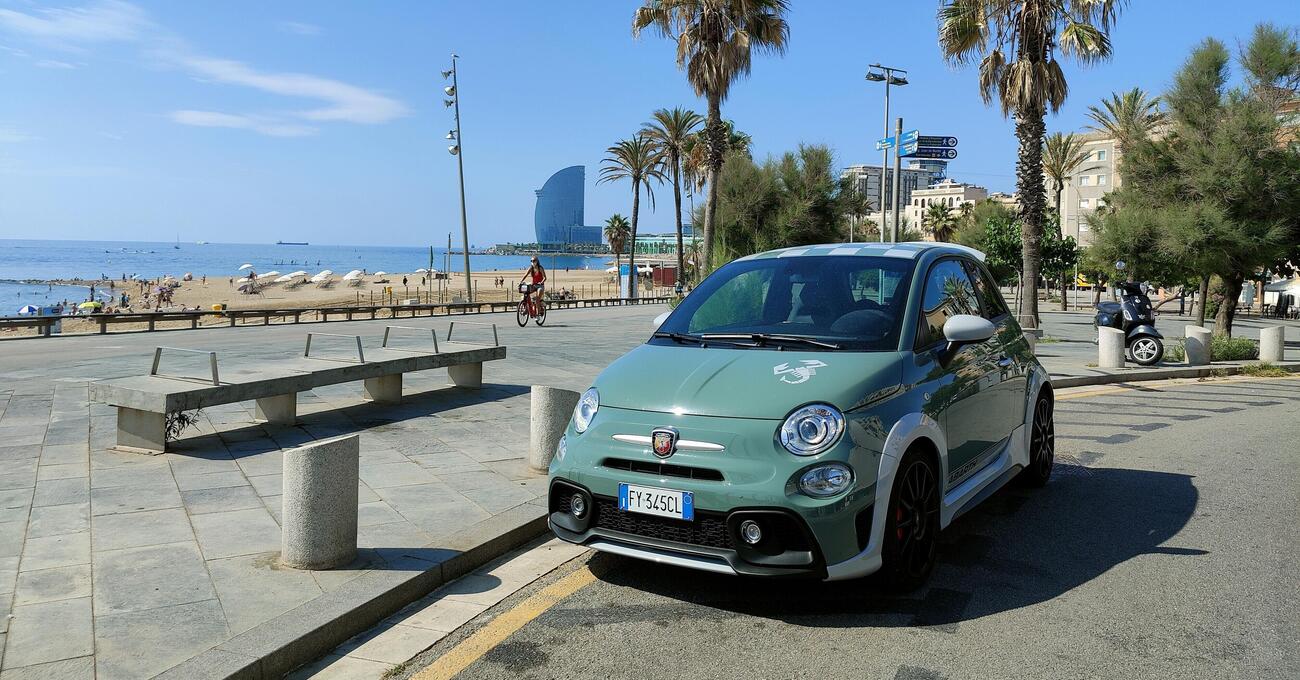 Abarth 695, altro che auto da bar. Noi ci abbiamo attraversato la Francia (in un giorno)