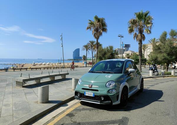 Abarth 695, altro che auto da bar. Noi ci abbiamo attraversato la Francia (in un giorno)