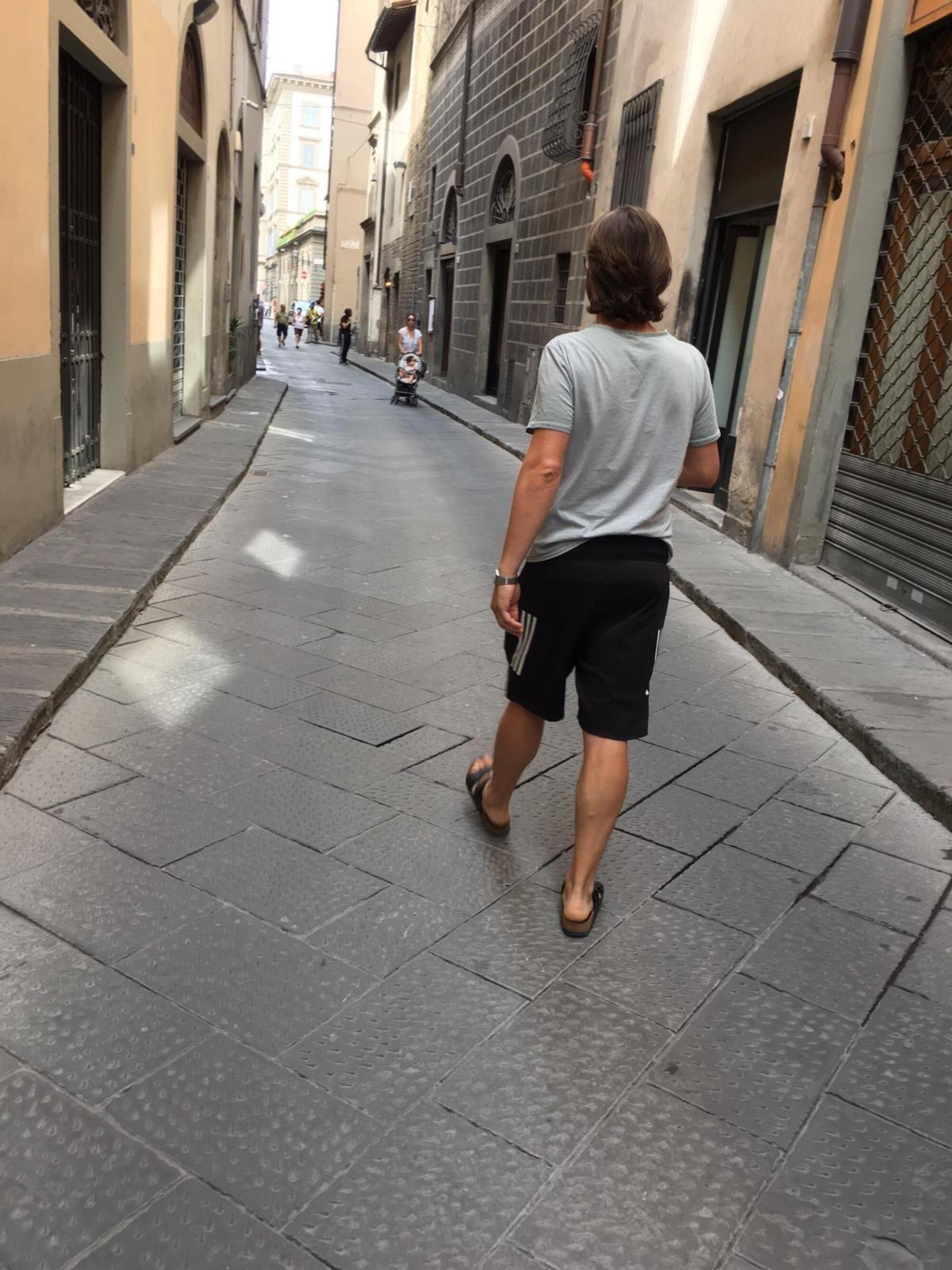 turista passeggia a firenze