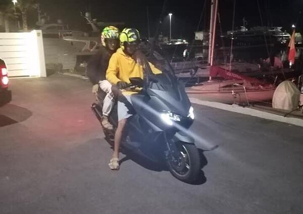Valentino Rossi torna per un giorno da Francesca: barca e T-Max per dimenticare lo spavento  [VIDEO]