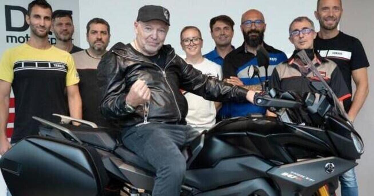 Negazionsiti Covid, Vasco Rossi in sorpasso in sella alla sua Yamaha