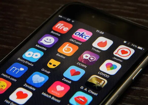 Se hai un iPhone, su Tinder rimorchi di pi&ugrave;. Lo dice la scienza