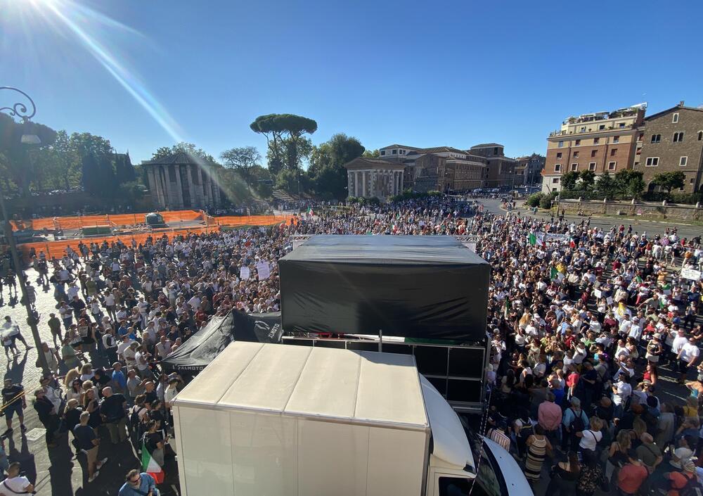 I negazionisti del Covid in piazza a Roma: quanto impegno per qualcosa che non esiste