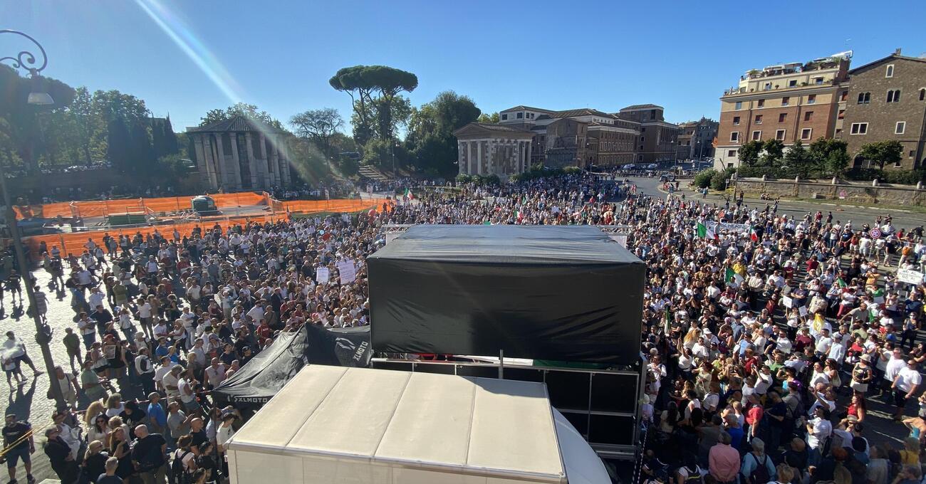 I negazionisti del Covid in piazza a Roma: quanto impegno per qualcosa che non esiste