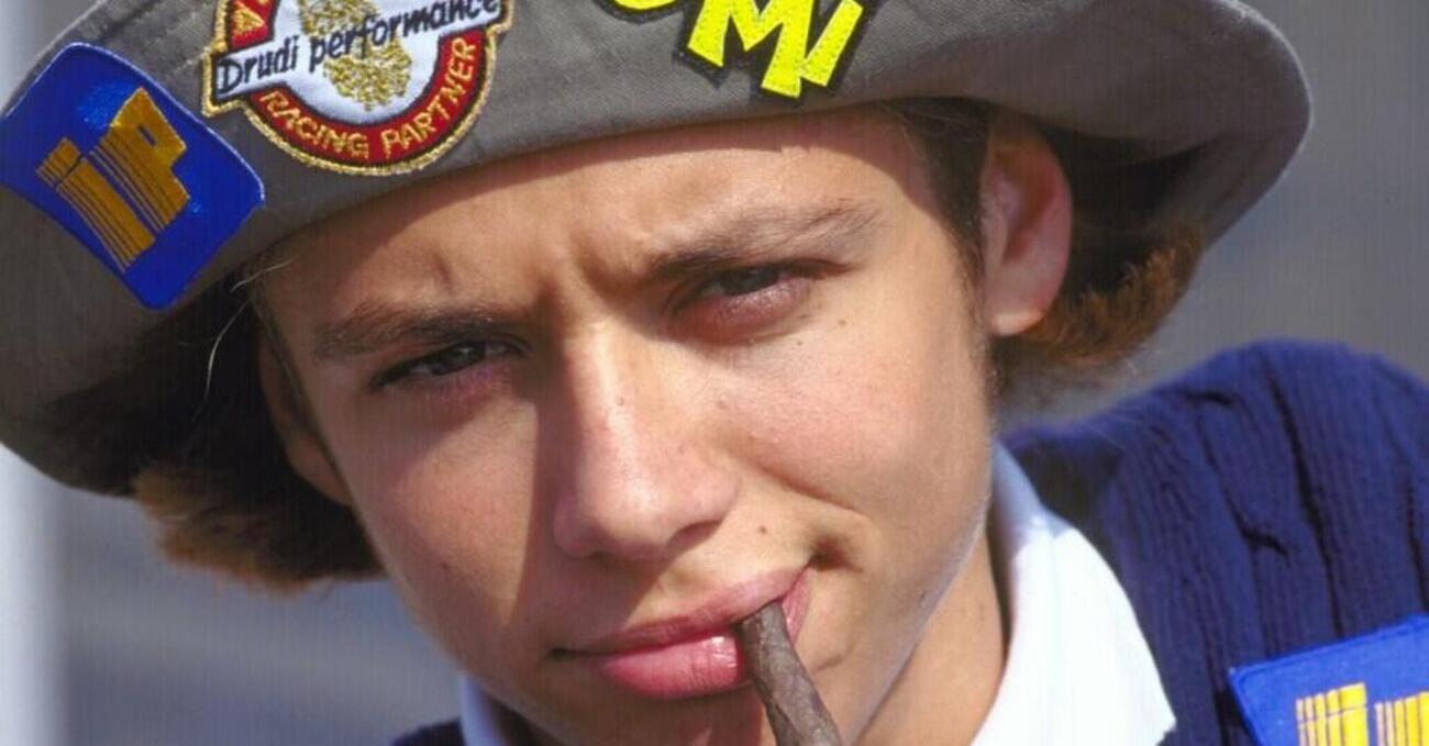 L&rsquo;idolo di Valentino Rossi ne avrebbe compiuti 45: parole e immagini di una storia a due tempi