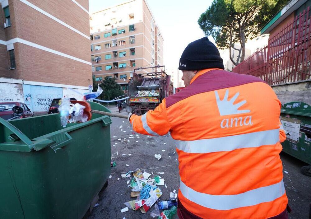 La rivincita dei netturbini: faranno le multe per divieto di sosta 