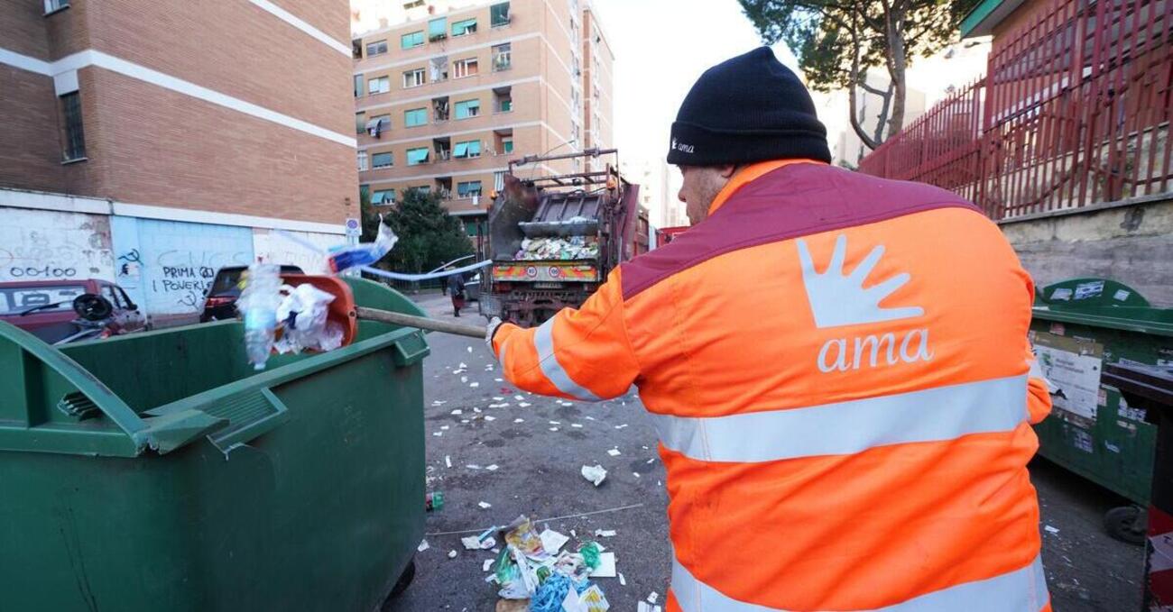 La rivincita dei netturbini: faranno le multe per divieto di sosta 