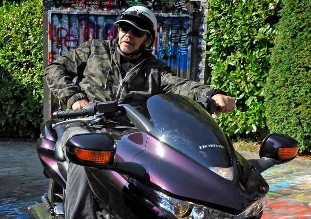 Vasco omaggia Battisti: &quot;Ricordiamolo in silenzio&quot;. E sfreccia in &quot;motocicletta&quot;