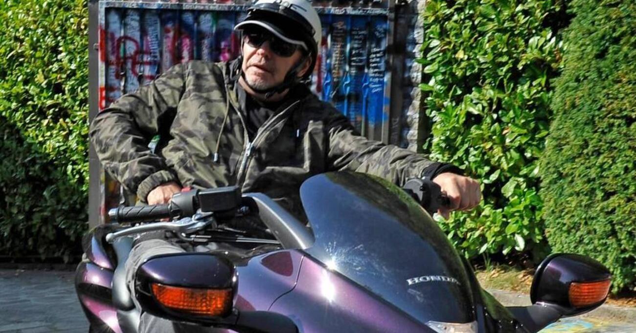 Vasco omaggia Battisti: &quot;Ricordiamolo in silenzio&quot;. E sfreccia in &quot;motocicletta&quot;