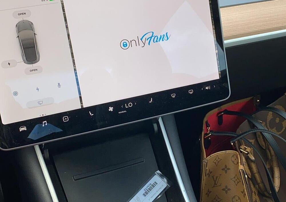 Selfie hot su una Tesla: come usare l&rsquo;autopilot per fare soldi su Onlyfans