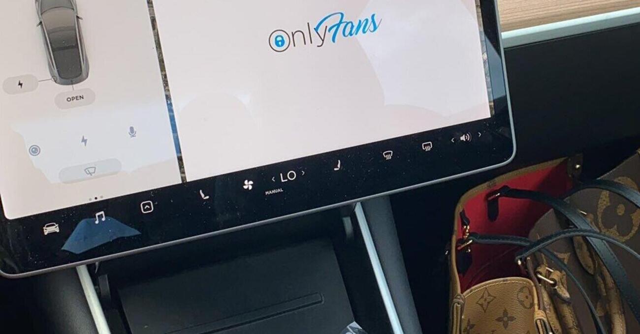 Selfie hot su una Tesla: come usare l&rsquo;autopilot per fare soldi su Onlyfans