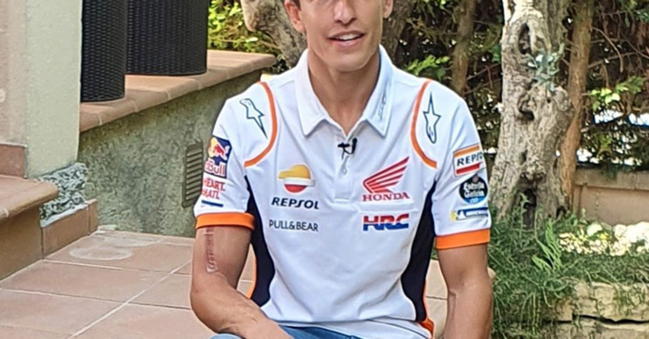 Marc Marquez sar&agrave; domenica  a Barcellona per il GP di Catalunya. E, intanto, mostra la grande cicatrice