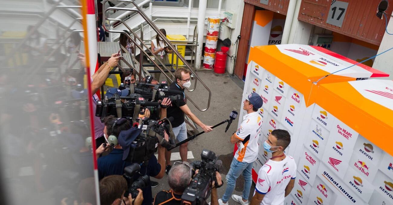 MotoGP a Barcellona: alla &quot;prima&quot; Marc Marquez c&#039;&egrave;, Valentino Rossi no (ma &egrave; giustificato)