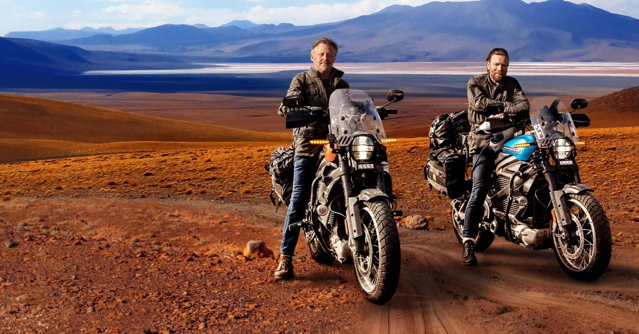 La fuffa dei 20mila km in elettrico. Long Way Round, l&rsquo;ultimo viaggio di Ewan McGregor &egrave; disponibile su Apple TV