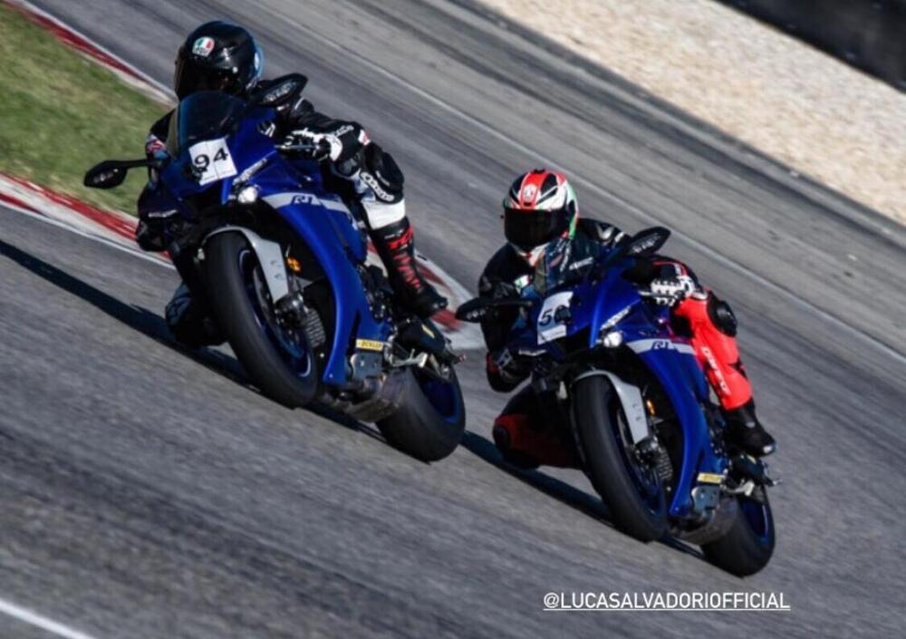 Emis Killa talento vero: da cantante a motociclista, in compagnia di Luca Salvadori