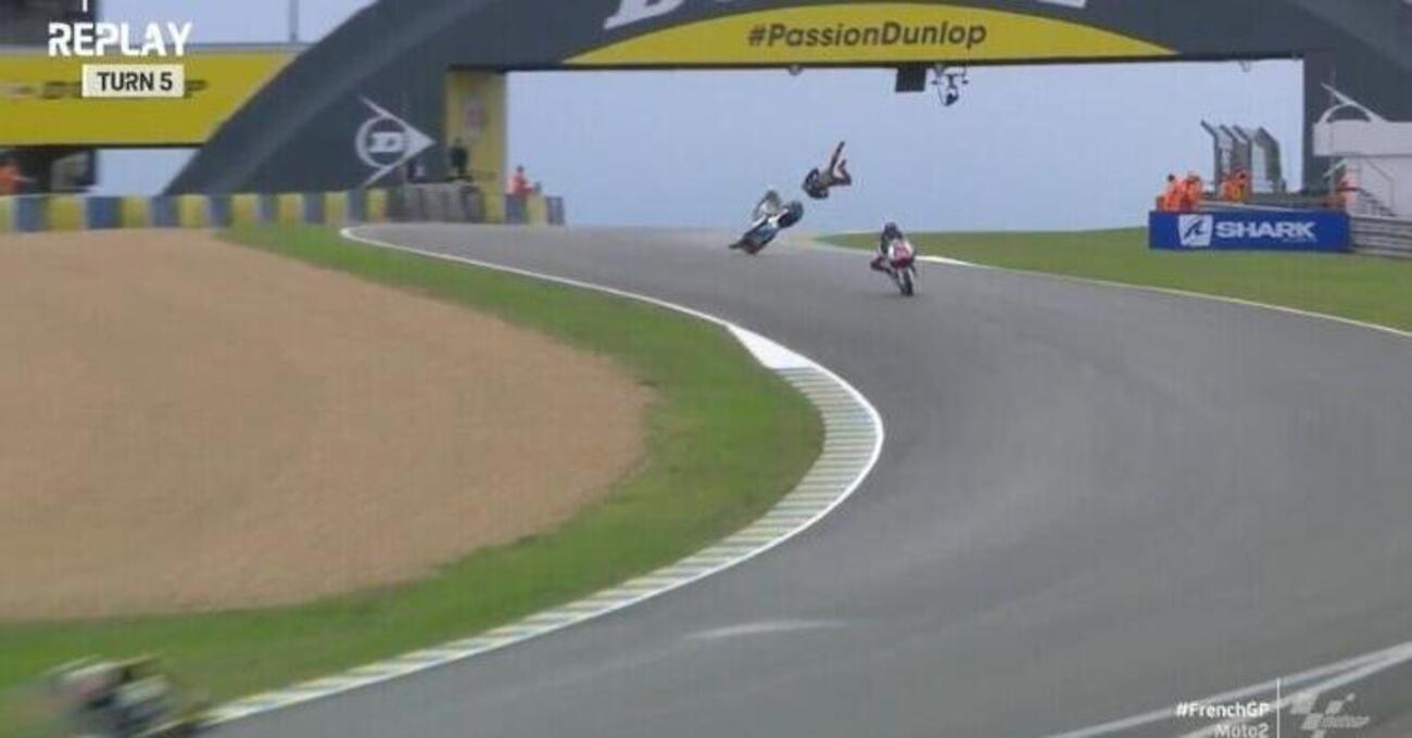 Bruttissima caduta per Luca Marini: il leader del mondiale di Moto2 in ospedale per accertamenti