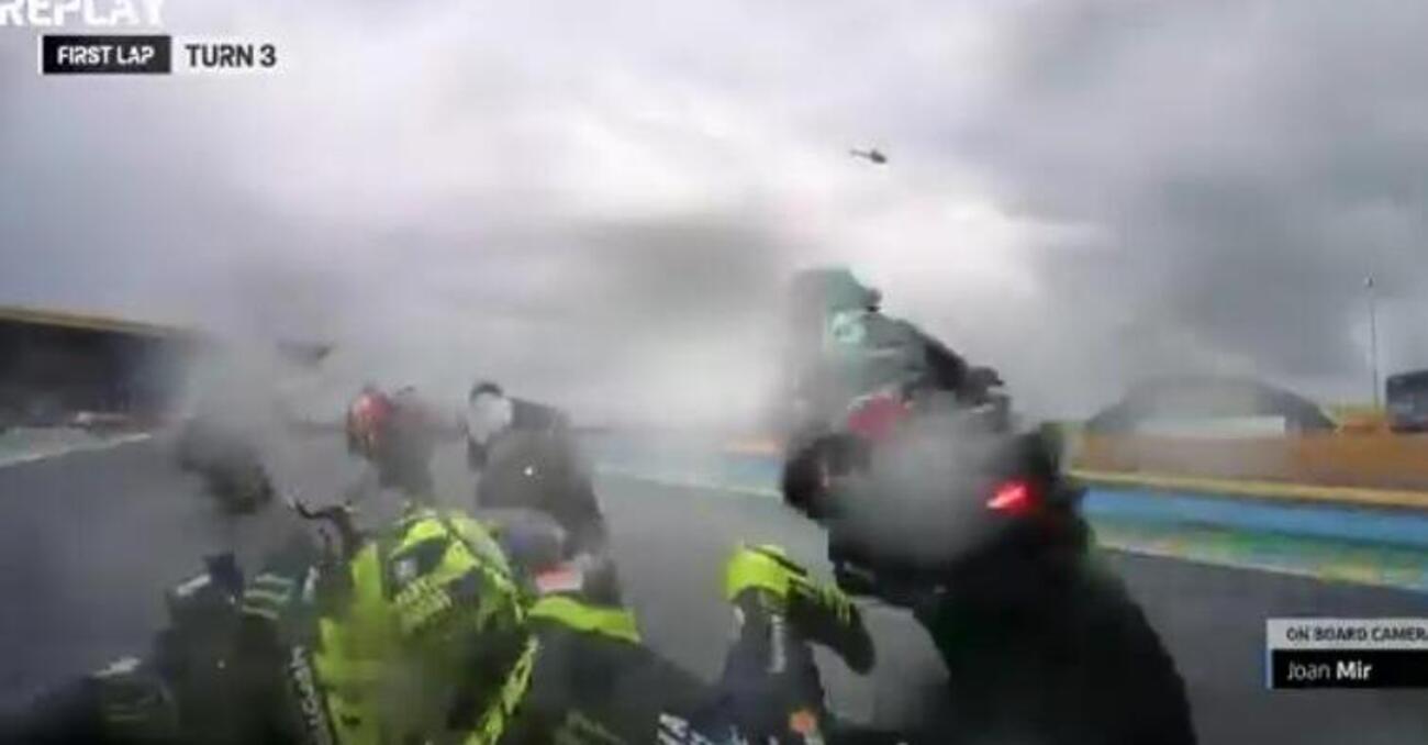 Valentino schivato un&rsquo;altra volta (e cade a Le Mans). Guarda le foto