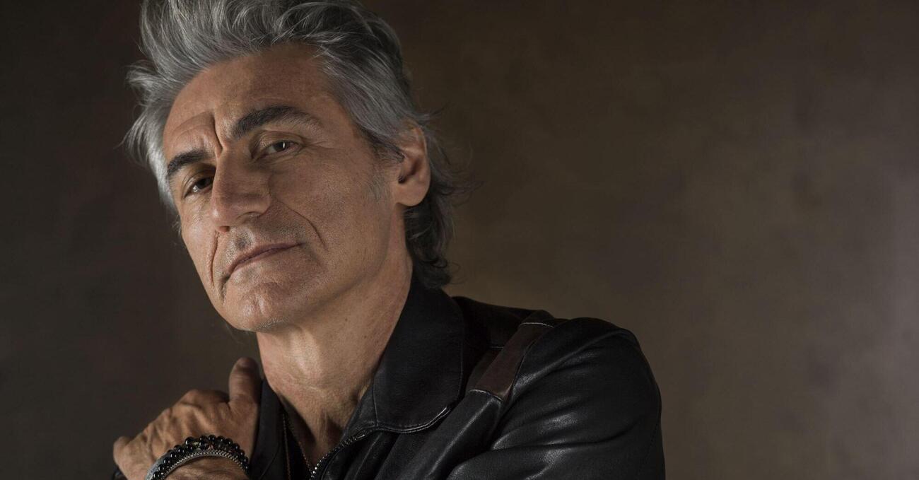 Luciano Ligabue e il bacio gay: &quot;Non sono io, state attenti alle fake news&quot;