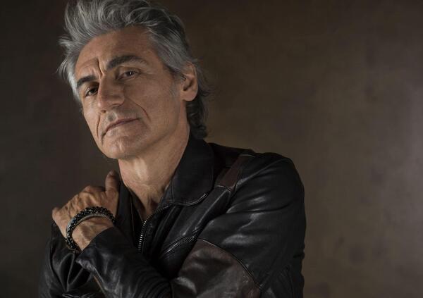 Luciano Ligabue e il bacio gay: &quot;Non sono io, state attenti alle fake news&quot;