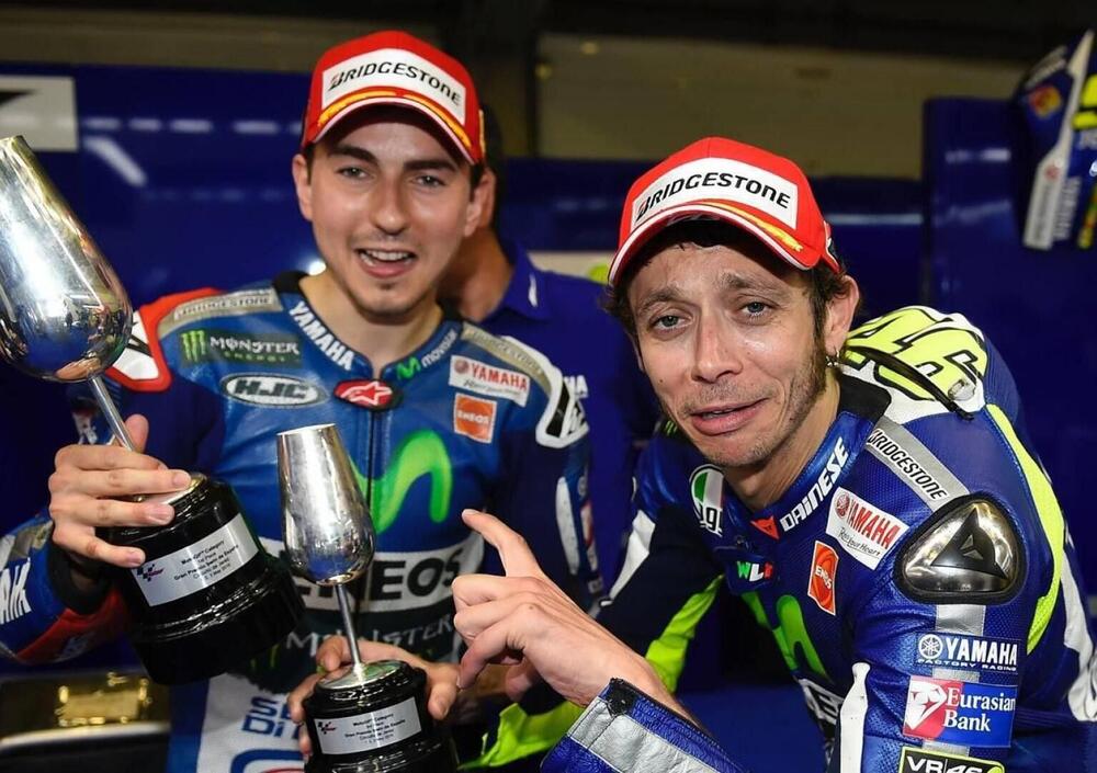 Valentino positivo al Covid19, Lin Jarvis: &quot;Sono stufo&quot;. E Jorge Lorenzo rispolvera il casco...