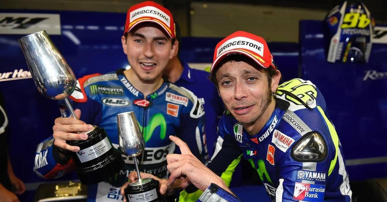 Valentino positivo al Covid19, Lin Jarvis: &quot;Sono stufo&quot;. E Jorge Lorenzo rispolvera il casco...