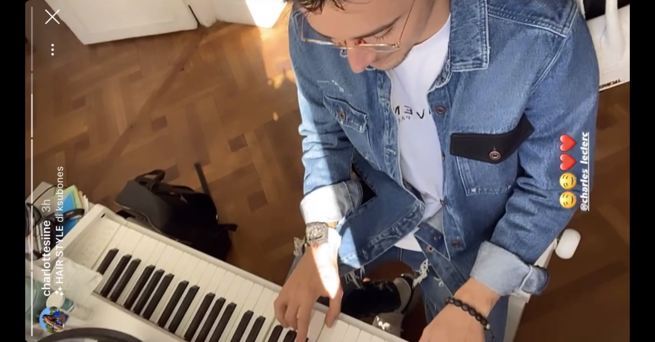 Il video di Charles Leclerc al pianoforte vi far&agrave; innamorare di lui ancora di pi&ugrave; 