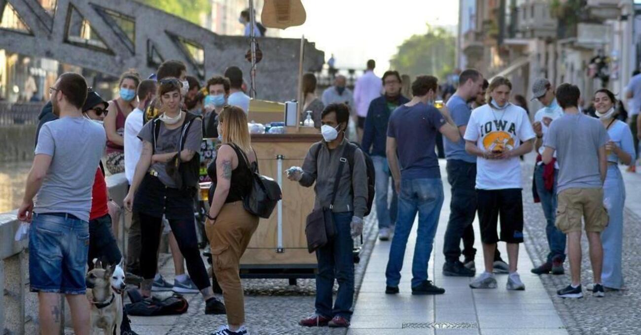 I pasdaran dello spritz sui Navigli sfidano il Covid: &ldquo;La mia vita per un bicchiere&rdquo;