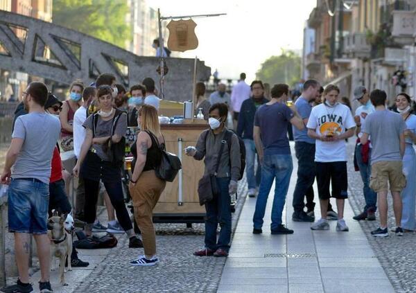 I pasdaran dello spritz sui Navigli sfidano il Covid: &ldquo;La mia vita per un bicchiere&rdquo;