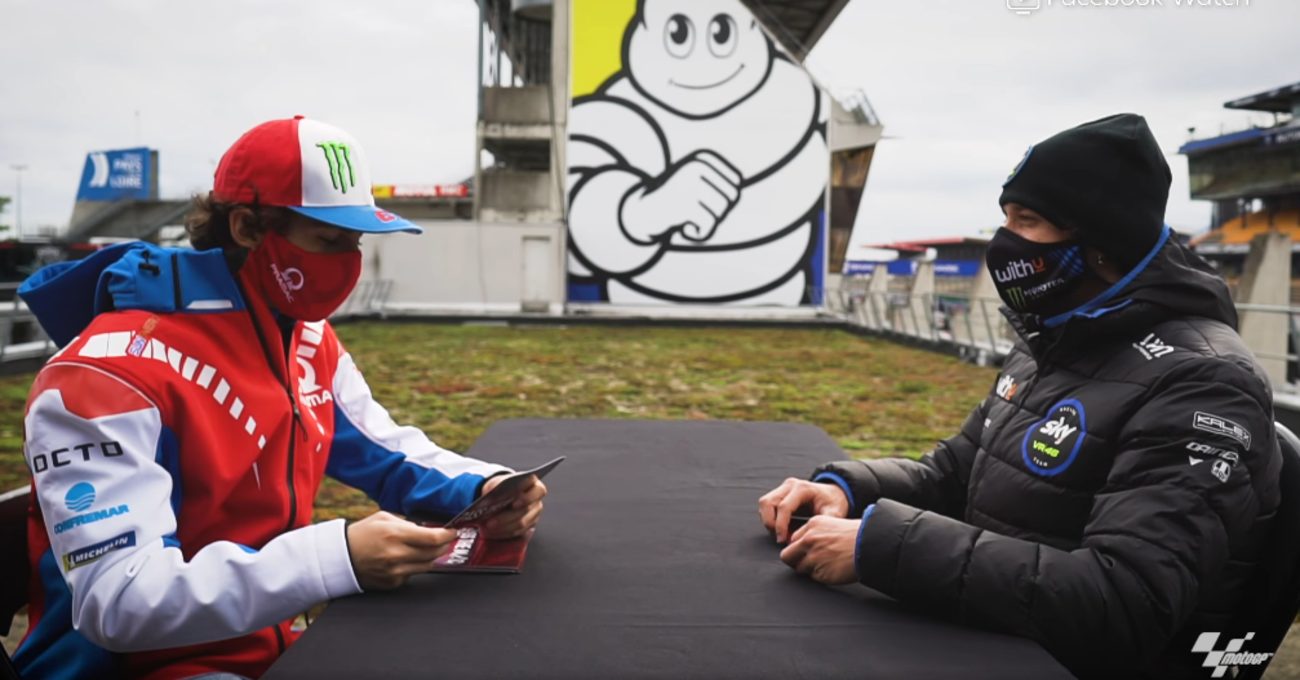 Pass the Mic: Pecco Bagnaia e Marco Bezzecchi si intervistano a vicenda!