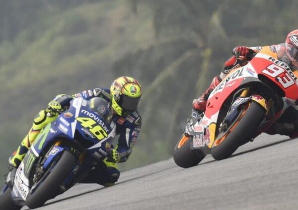 Cinque anni dal Rossi vs Marquez a Sepang, ma &egrave; come il &ldquo;mistero&rdquo; virale del vestito di Caitlin McNeill