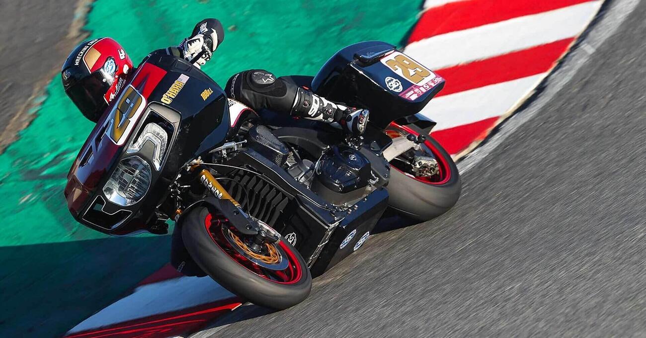 Gli americani hanno creato un campionato per moto enormi con le borse ed &egrave; una figata pazzesca
