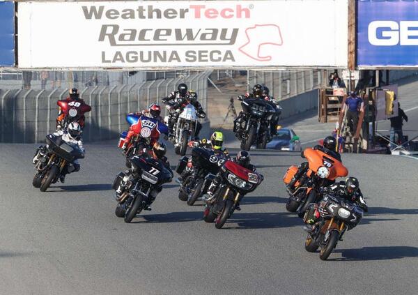 Gli americani hanno creato un campionato per moto enormi con le borse ed &egrave; una figata pazzesca