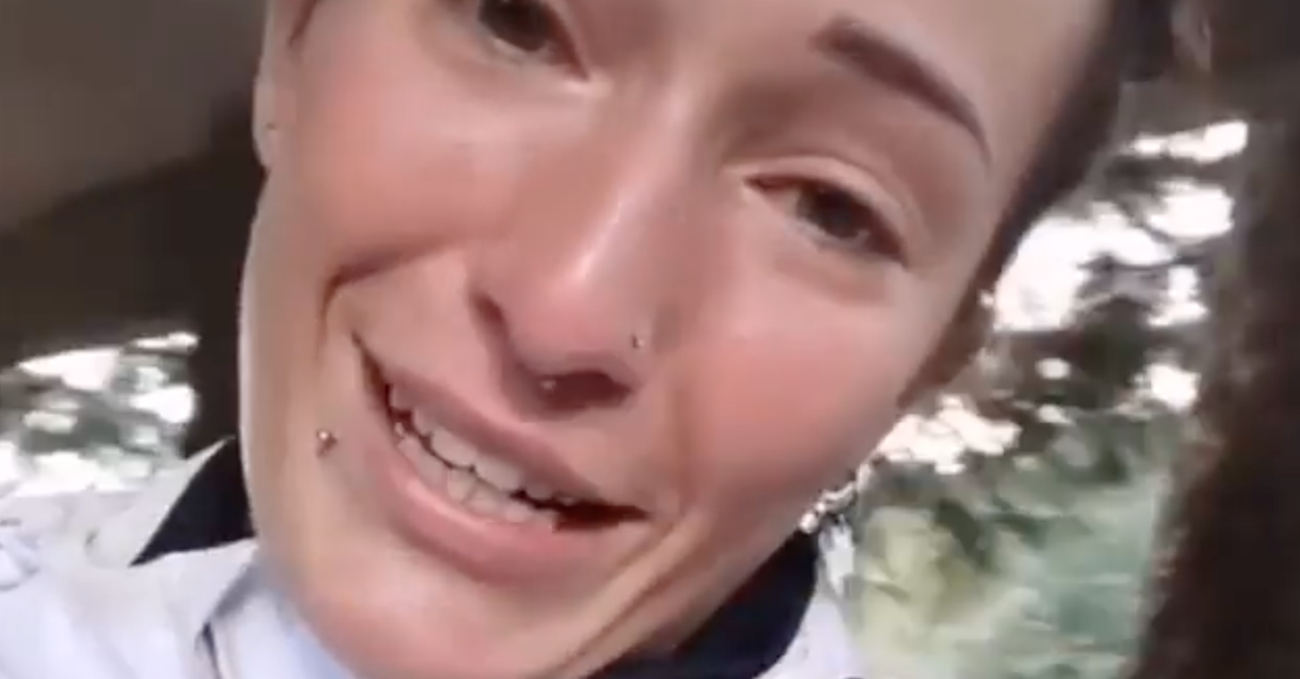 &quot;Lesbica di m***a&quot; e le danneggiano l&#039;auto. La video-denuncia social di Camilla