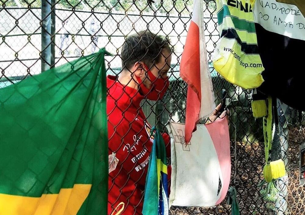 A Imola i piloti rendono omaggio ad Ayrton Senna 