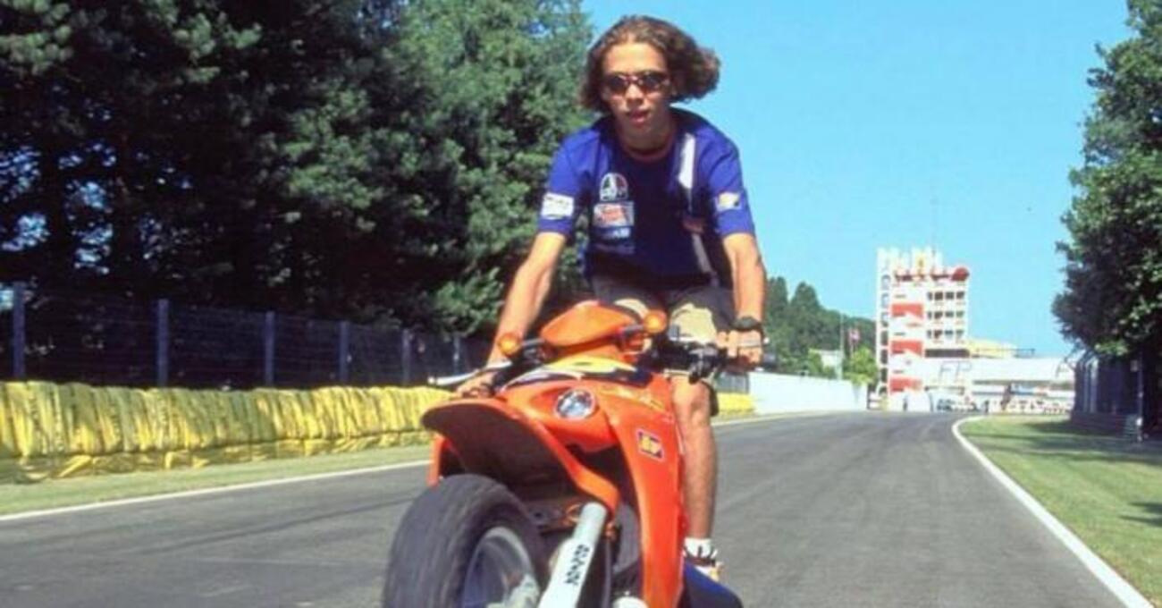 Quella volta che Vale impenn&ograve; nel circuito di Imola senza casco