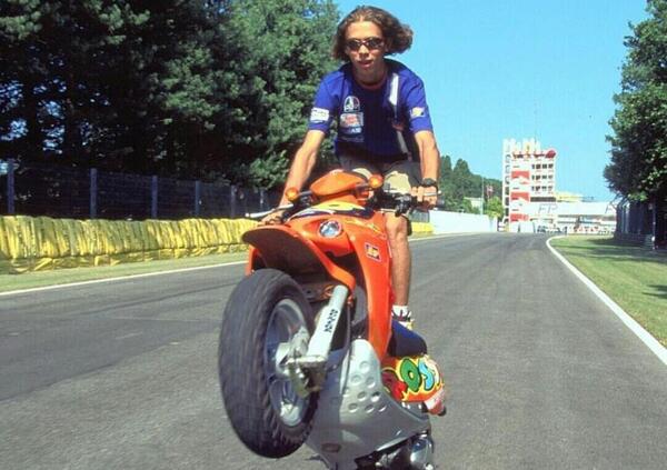 Valentino Rossi che impenna a Imola &egrave; pura gioia di vivere: l&rsquo;unica cosa che merita di essere ricordata ogni giorno