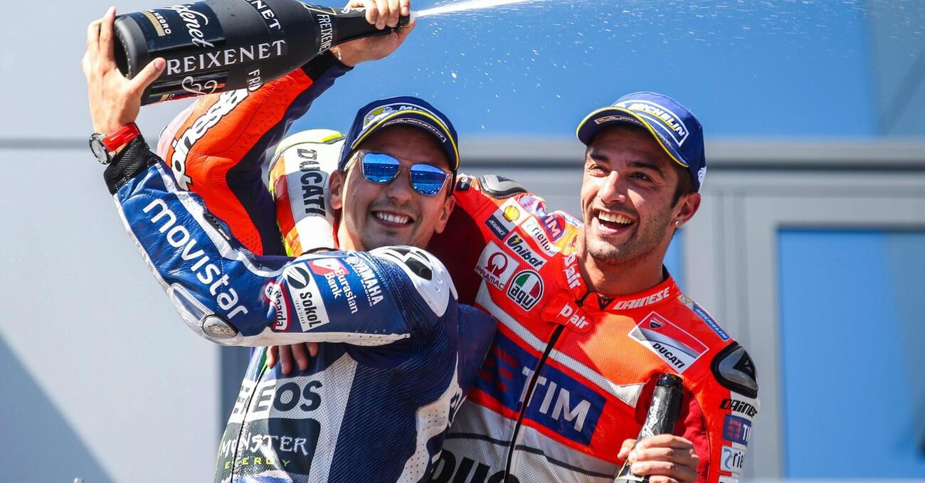 Andrea Iannone e Jorge Lorenzo corrono insieme&hellip; verso il matrimonio in Aprilia?