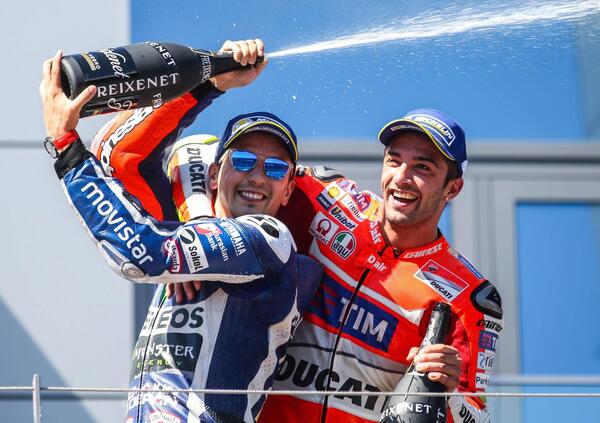 Andrea Iannone e Jorge Lorenzo corrono insieme&hellip; verso il matrimonio in Aprilia?