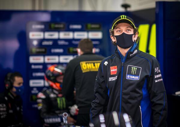 Yamaha: un team, due box e troppe emozioni contrastanti. Rossi negativo, ma Vinales rischia l&rsquo;isolamento